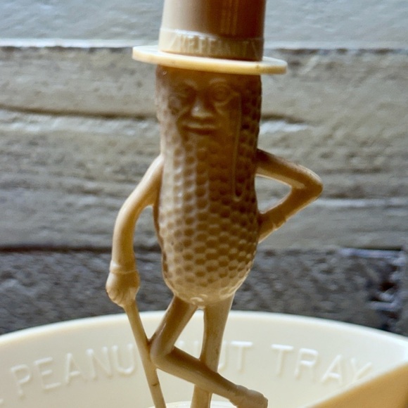 PLANTERS PEANUTS, MR PEANUT, TAN, PLASTIC, PEANUT TRAY. ROUND DIVIDED TRAY. - Picture 8 of 8